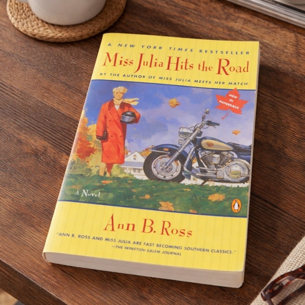 Miss Julia Hits the Road Ann B Ross 2004 Penguin Paperback Novel